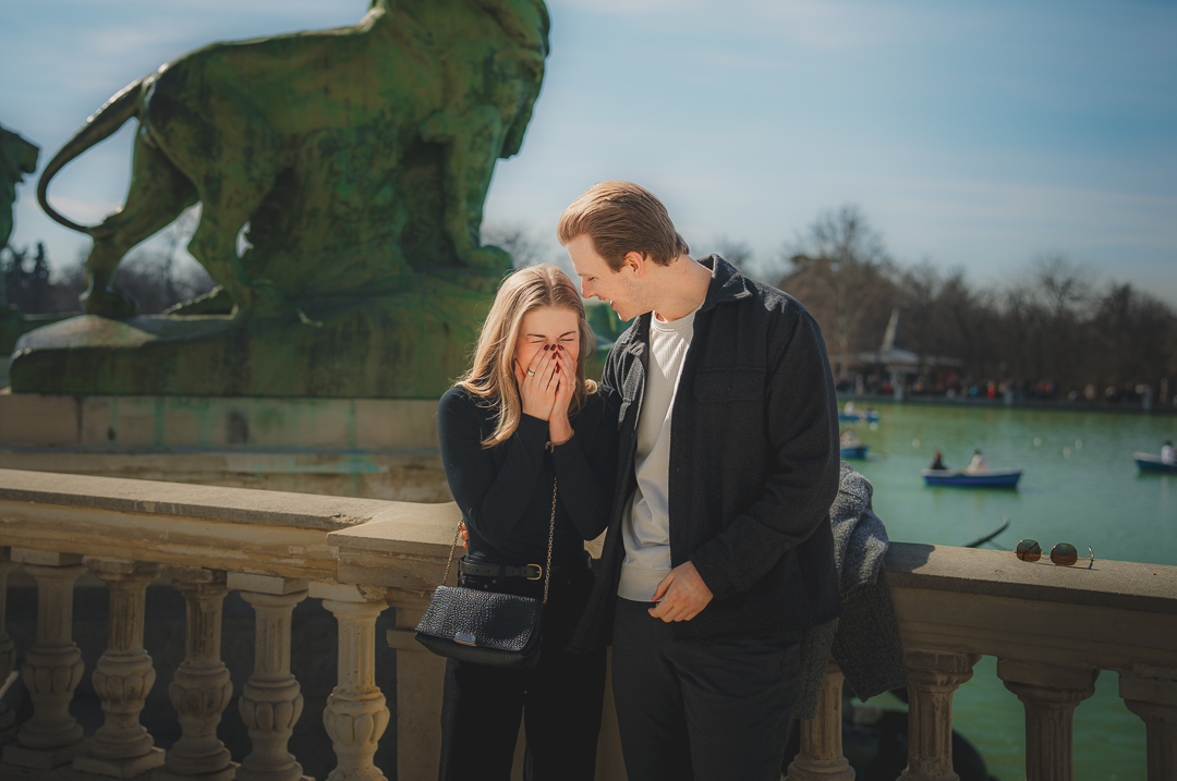 Discreet surprise proposal photographer in Madrid