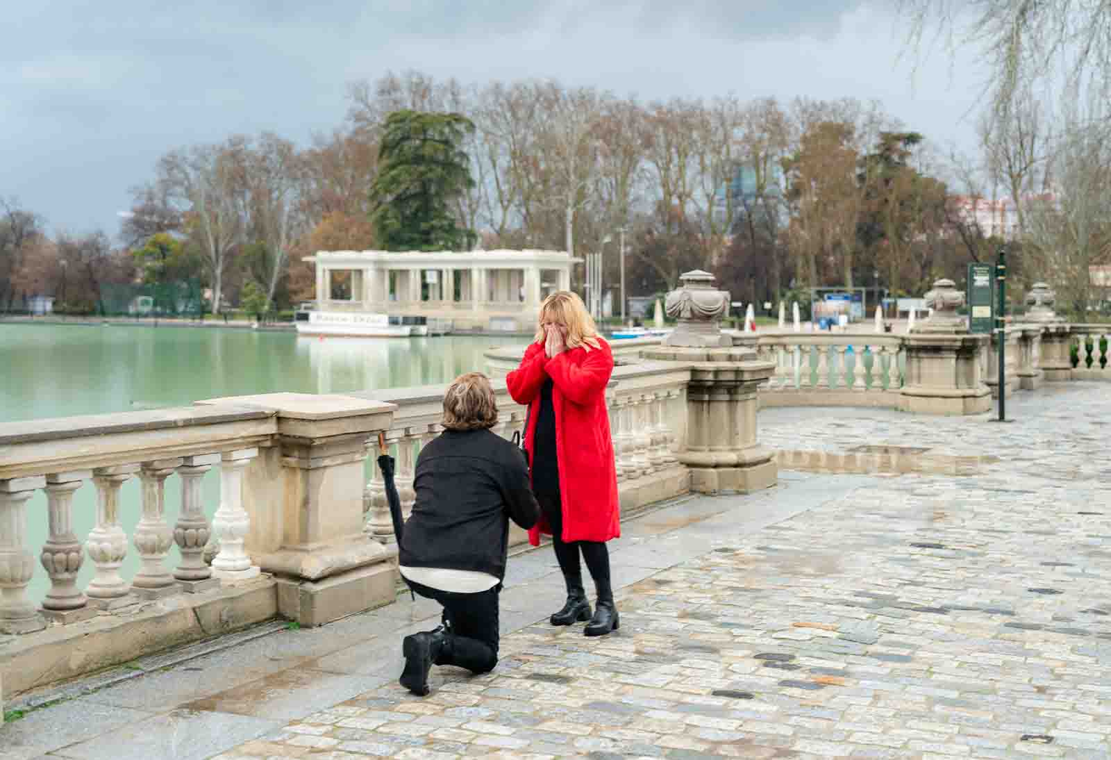 She had no idea – surprise engagement photographer Madrid